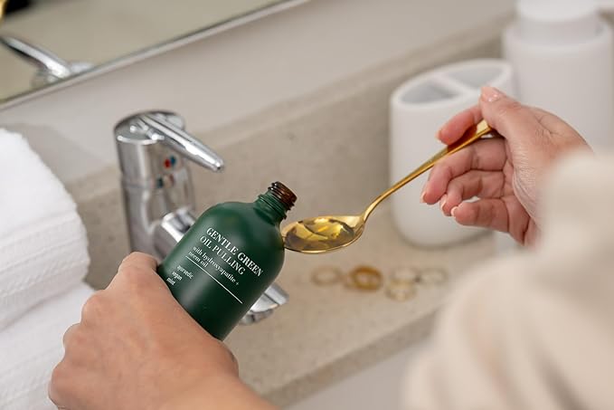 Terra & Co. Gentle Green Oil Pulling and Tongue Scraper | with Hydroxyapatite for Strong Enamel, Healthy Gums | Reduce Bad Breath